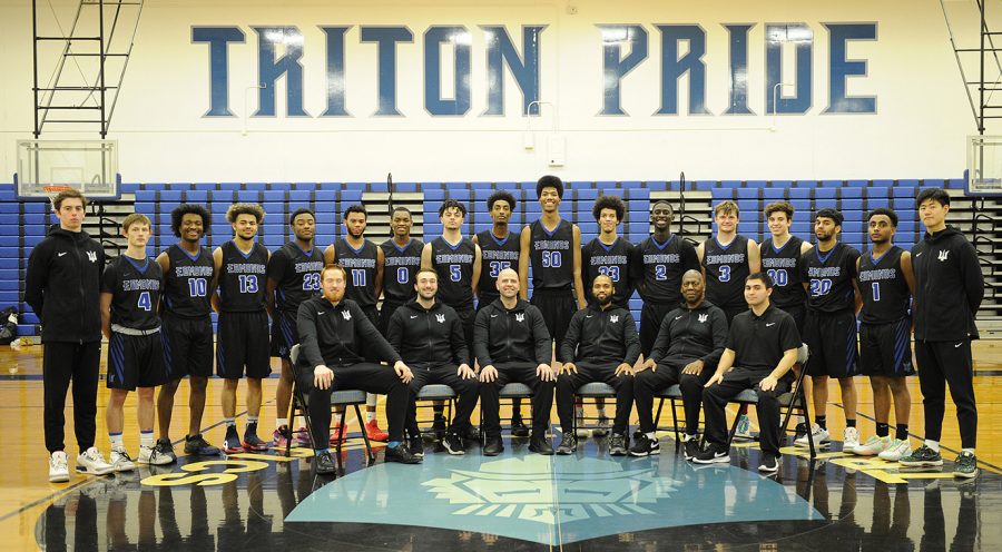 The+Triton+men%E2%80%99s+basketball+team+pose+for+a+team+photo.